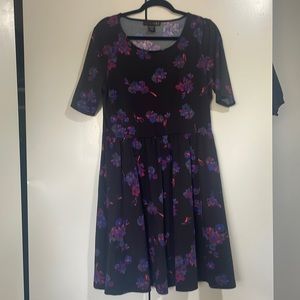 Beautiful comfortable w pockets black floral dress